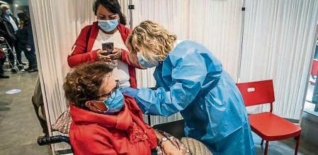 19 - 03 - 2021 / Barcelona / Vacunacion Covid-19 en calabria 66 / Vacunas jeringuillas pfizer, residuos / Foto: Llibert Teixidó