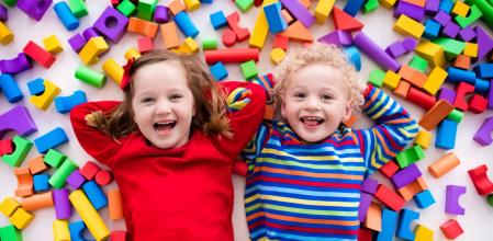 Desorden juguetes niños.