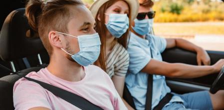 Todos los ocupantes del coche deben llevar el cinturón abrochado, también los traseros