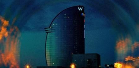 Hotel W visto a través de una botella.