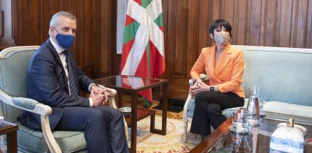 El lehendakari Urkullu junto a Maddalen Iriarte, portavoz de EH Bildu en el Parlamento Vasco.