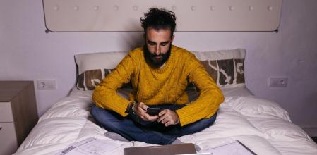 La prolongación indebida de la jornada sin retribución, aunque sea una realidad, es una infracción de normas sancionable, al igual que el trabajador siga conectado de forma irregular durante los descansos o fuera de la jornada