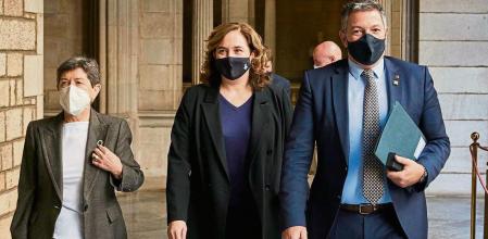 Reunión de la Junta Local de Seguridad de Barcelona. La alcaldesa de Barcelona, Ada Colau, preside la reunión de la Junta Local de Seguridad de Barcelona que se celebrará en el Salón de Crónicas del Ayuntamiento. A la reunión asistieron el conseller de Interior de la Generalitat, Miquel Sàmper, y el teniente de alcalde de Seguridad y Prevención, Albert Batlle. La Junta Local de Seguridad también estará presente la delegada del Gobierno en Cataluña, Teresa Cunillera, y los comandantes de las fuerzas policiales que trabajan en la ciudad.