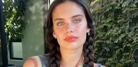 Sara Sampaio con el 'total look' de Mango