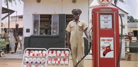 Una estación de servicio de Texaco en Togo. Webb fotografió nueve territorios africanos durante cinco meses a lo largo de 1958