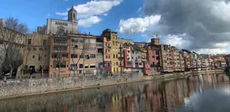 Vistas de Girona a punto de ser cubierta por unas nubes.