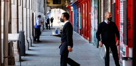 Sin freno.Imagen de la plaza Mayor de Madrid. Madrid es la única comunidad que no ha bajado de los 200 casos por 100.000 habitantes desde que se dobló la curva de la tercera ola