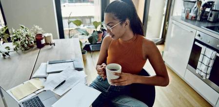 Una mujer trabajando en su casa