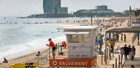 Primer dia de temporada de playa en la Barceloneta-foto Ana Jiménez