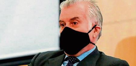 (FILES) In this file photo taken on February 8, 2021 former treasurer of People's Party (PP) Luis Barcenas, sits in the National Court in San Fernando de Henares, near Madrid, on the first day of a new trial probing an illegal funding system run by the conservative party. - Mariano Rajoy would have received irregular bonuses before becoming prime minister in 2011, the former treasurer of the People's Party Luis Barcenas, prosecuted for illegal financing of the conservative party, said on March 8, 2021. (Photo by Juan Carlos Hidalgo / POOL / AFP)