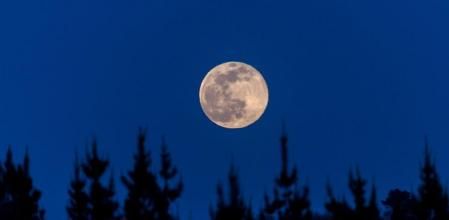 La luna llena, primera desde el comienzo de la Primavera, es vista hoy desde Palas de Rei.