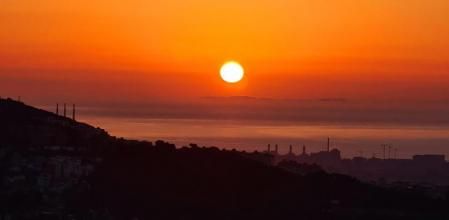 Amanecer en Barcelona desde la Carretera de les Aigües.