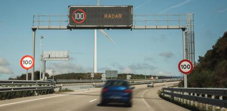 Panel informativo de tráfico que anuncia el control por radar de la velocidad permitida en esta autopista