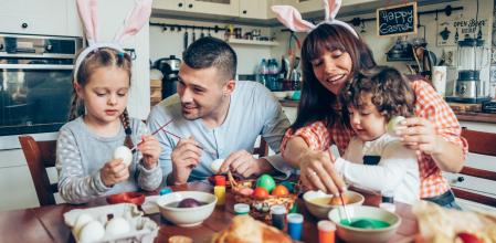 Una familia prepara huevos de pascua