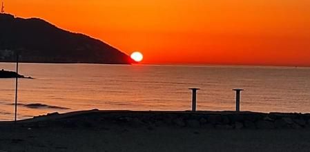 Amanecer primaveral desde el paseo marítimo de Sitges.
