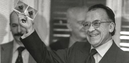 Santiago Carrillo exhibe su carnet del PCE tras la legalización del partido