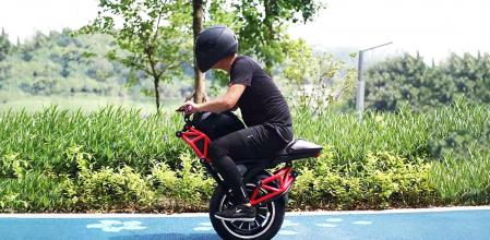 Su funcionamiento se basa en un mecanismo de auto-equilibrio que acelera al inclinarnos hacia adelante y decelera al inclinarnos hacia atrás.