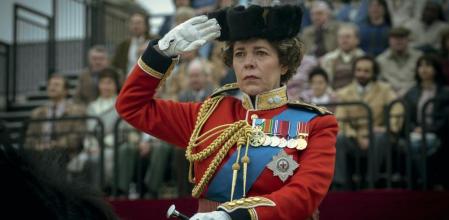 Olivia Colman, en el papel de la reina Isabel II de Inglaterra en The Crown