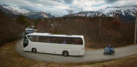 FOTO: MANE ESPINOSA. ACCIDENTE AEREO EN LOS ALPES. LLEGADA EN AUTOCAR DE LOS FAMILIARES DE LAS VICTIMAS A LA ZONA DEL REFUGIO DE LE VERNET, DONDE SE REALIZARA UN ACTO DE RECUERDO A LAS VICTIMAS