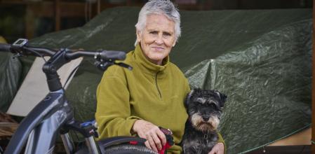 Mercedes Milá junto a su inseparable Scott