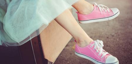 Llevar vestido con deportivas es tendencia.