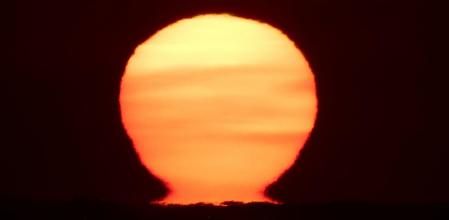 Efecto Omega captado desde la playa de Gavà.