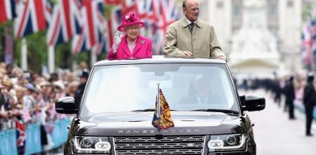 El duque de Edimburgo y la reina Isabel II, en el Range Rover State Review híbrido y descapotable fabricado para el 90 cumpleaños de la monarca.