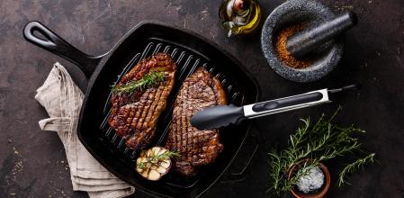 Las parrillas de hierro son las mejores para asar un filete porque pueden alcanzar temperaturas muy altas.