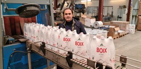 Walter Conde, director general de Aguas Minerales de Caldas de Bohí, en la planta embotelladora