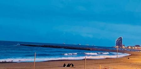Anochecer de primavera en la playa del Somorrostro.