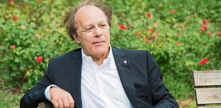 CONTRA - Javier Marías en la presentación del libro Berta Isla en la Biblioteca Jaume Fuster de Gràcia - Foto: Montse Giralt