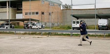 El extesorero del PP, Luis Bárcenas vuelve a la cárcel de Soto del Real tras disfrutar de un permiso de seis días, a 9 de abril de 2021, en Madrid (España). Luis Bárcenas cumple condena por la primera época del Gürtel y está a la espera de saber cuándo decidirá cogerse el segundo permiso de seis días que le concedió el juez de Vigilancia Penitenciaria. El pasado 10 de febrero, el tribunal de la Audiencia Nacional que juzgó la primera época de actividades de la trama Gürtel (1999-2005) fijó que la pena máxima a cumplir por Luis Bárcenas son 12 años de prisión, correspondiente al triple de la pena más alta impuesta, que fue de cuatro años por un delito de blanqueo de capitales o por uno contra la Hacienda Pública. 10 ABRIL 2021;BÁRCENAS;PP;TESOREREO;CORRUPCIÓN;ROBO;DINERO;PARTIDO POPULAR;CAJA B Rafael Bastante / Europa Press 10/04/2021