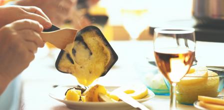 La raclette es un electrodoméstico perfecto para organizar comidas en el exterior de tu casa.