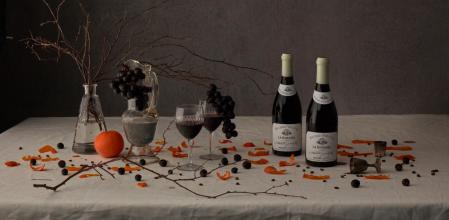 Bodegón de uno de los vinos más preciados de que Romanée Conti, que ha ostentado desde el siglo XVIII, casi ininterrumpidamente, la distinción de ser considerado el vino más caro del mundo