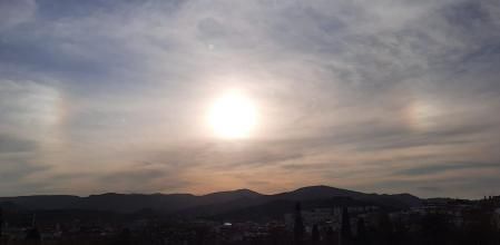 Halo solar con doble parhelio encima del macizo del Garraf.