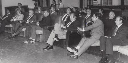 Los periodistas escuchando la explicación de lo qué es un tie-break en 1971
