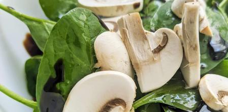 Ensalada espinacas con champiñones crudos