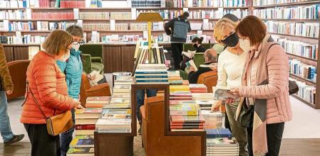 Imagen de clientes comprando en la libreria Finestres unos dias antes de St Jordi