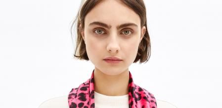 Pañuelo con estampado animal en rosa (42 euros)