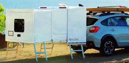 Un sistema deslizable con guías permite desplegar los paneles para dar lugar a un dormitorio.
