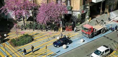01042021 Barcelona, reportaje aceras de colores , carrer Rocafort esquina Consell de Cent