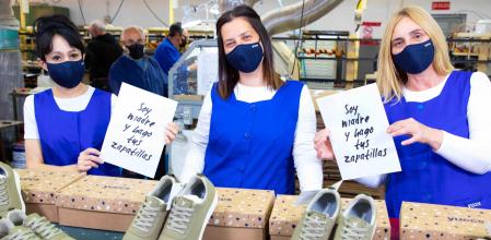 Más de 50 madres trabajan, día a día, comprometidas por lanzar un calzado único que ha conseguido mejorar la vida de las personas