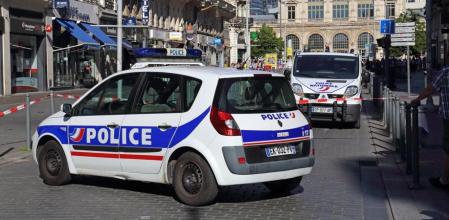 Los jóvenes implicados, menores, fueron arrestados el lunes. En la imagen, vehículos de la Policía Nacional francesa