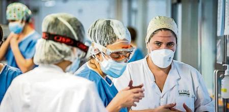 04 - 11 - 2020 / Barcelona - Hospital Clínic / UCI dedicada al covid donde normalmente hay la UCI de cardio / Foto: Llibert Teixidó - Personal Sanitario - Enfermeras - Enfermeros - Médicos - Sanitarios - Marcas que dejan las gafas de proteccion -