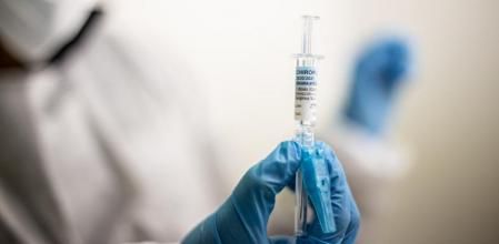 Un enfermero sostiene una de las vacunas contra la gripe que durante el día de hoy ha inyectado en el recinto habilitado en el Iradier Arena, en Vitoria, Álava, País Vasco, (España), a 13 de octubre de 2020. Bajo el lema '¡Este año más que nunca, aléjate de la gripe!', la campaña antigripal comienza este martes en Euskadi para los grupos considerados de riesgo, con la pandemia del coronavirus de fondo, y se prolongará durante seis semanas. 13 OCTUBRE 2020;IRADIER ARENA;VACUNA;ANTIGRIPAL;PANDEMIA;VACUNACION Iñaki Berasaluce / Europa Press 13/10/2020