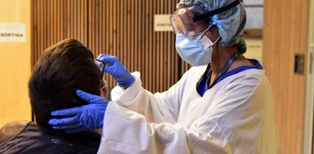 Realización de test en el Recinto Modernista del Hospital de Sant Pau de Barcelona, Catalunya (España), a 1 de diciembre de 2020. El departamento de salud de la Generalitat ha iniciado hoy cribados intensivos de prevención del COVID-19 en cuatro puntos de Barcelona, uno de ellos el Hospital de Sant Pau de Barcelona (hasta el 15 de diciembre), con los que se prevé hacer 2.000 test de antígenos diarios para la detección de personas asintomáticas. 01 DICIEMBRE 2020;COVID-19;CORONAVIRUS;SALUD;TEST David Oller / Europa Press 01/12/2020