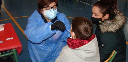 GRAF1294. SERRANILLOS DEL VALLE (MADRID), 06/12/2020.- Decenas de familias están pasando este domingo por el pabellón del colegio El Poeta de Serranillos del Valle para someter a sus hijos a los polémicos test de saliva para detectar el coronavirus, con que el consistorio está cribando a su población. Lo hace después de que el consejero de Sanidad, Enrique Ruiz Escudero, dijera el pasado día 2 que estas pruebas no estaban autorizadas y que dos laboratorios de la Comunidad de Madrid estaban valorando la posibilidad de hacer dichas pruebas, advirtiendo que hasta que no sepamos la sensibilidad y la especificidad no se podrán utilizar. EFE/Jesús Valbuena