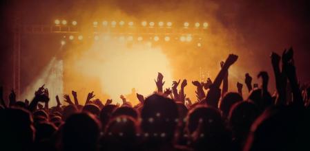 Una fiesta en una discoteca.