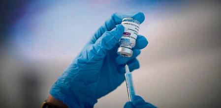 Una sanitaria prepara la vacuna contra el Covid-19 en el dispositivo puesto en marcha en las instalaciones del Wanda Metropolitano, a 16 de abril de 2021, en Madrid (España). Esto se produce al mismo tiempo de la advertencia realiza por el viceconsejero de Salud Pública y Plan Covid-19 de la Comunidad de Madrid quien ha indicado este viernes que se podrían llegar a cerrar puntos de vacunación masiva si no llegan más dosis de vacunas a la región, ya que según señala no tienen más información de vacunas disponibles más allá de las 157.000 disponibles de Pfizer y tampoco tienen información para la semana que viene. 16 ABRIL 2021;WANDA METROPOLITANO;VACUNACIÓN;DOSIS;VACUNAS;ASTRAZENECA;MODERNA;PFIZER;CORONAVIRUS;PANDEMIA;INMUNIZAR; Jesús Hellín / Europa Press 16/04/2021