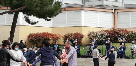 Baile de la sardana en el parque de la Guineueta.